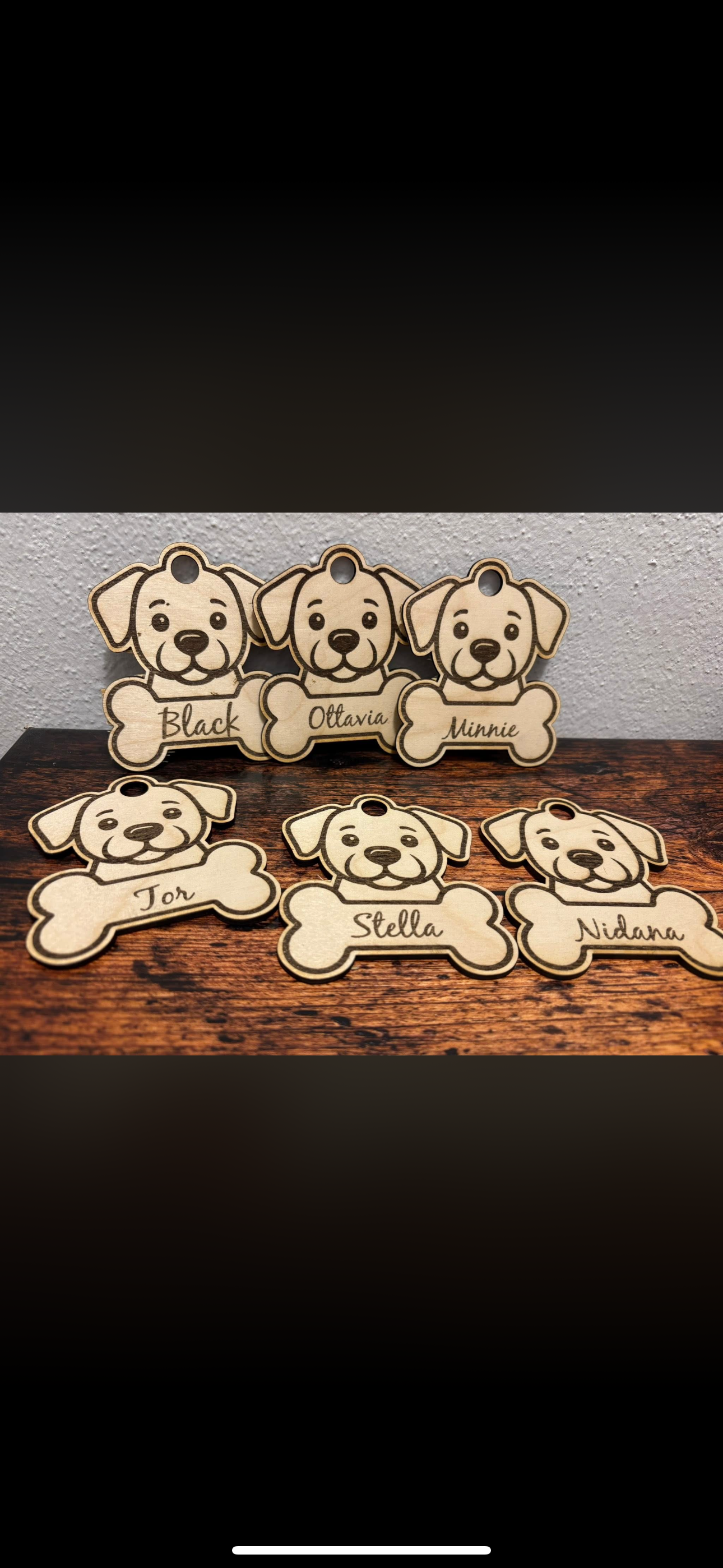 Decorazione cane in legno incisa