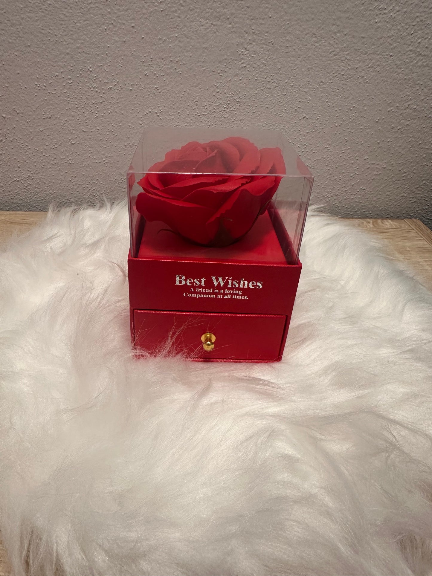 Confezione regalo con rosa all’interno un portachiavi