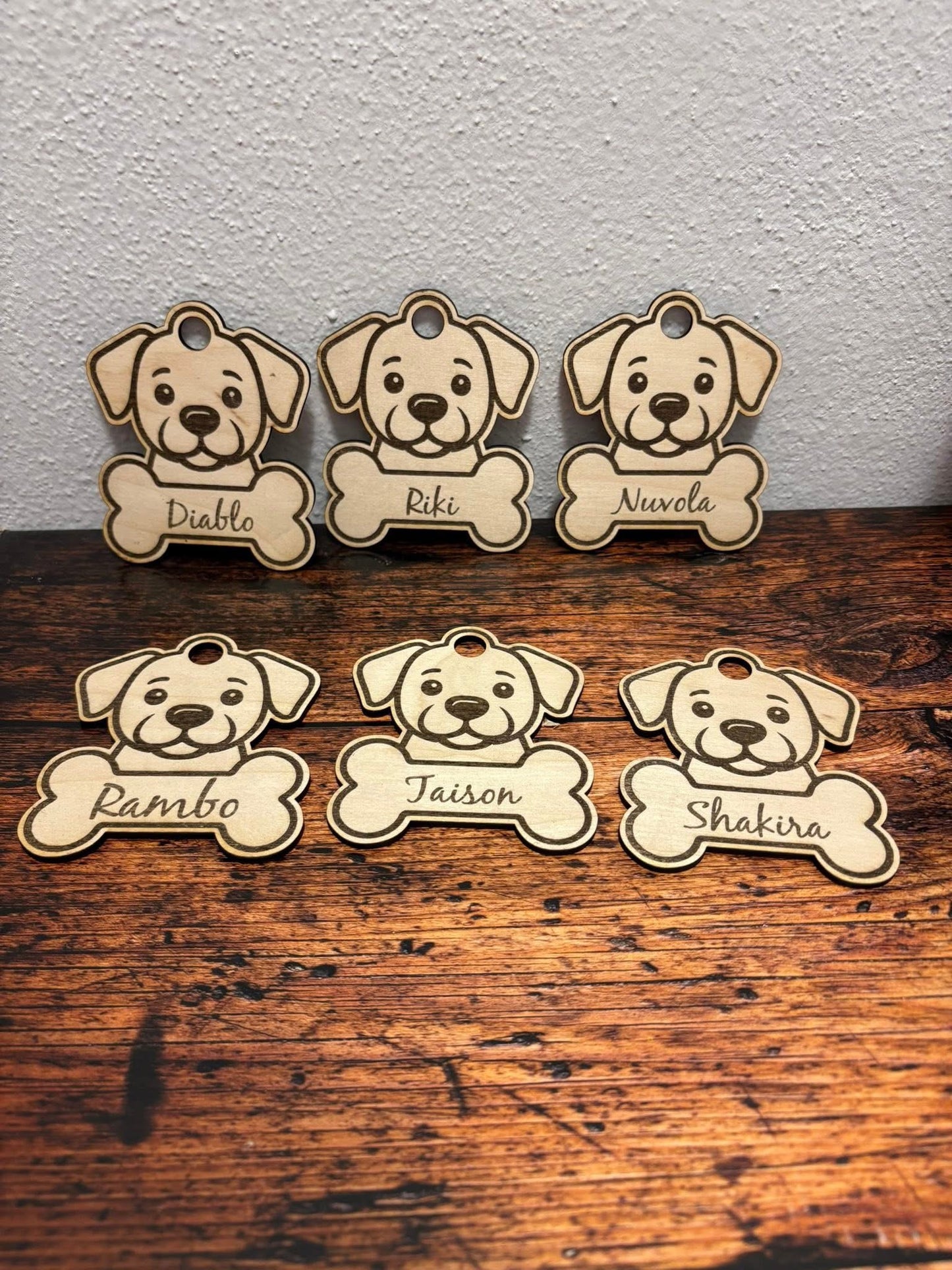 Decorazione cane in legno incisa