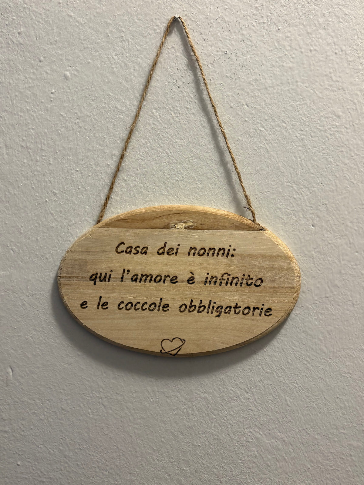 Targhetta in legno con dedica incisa