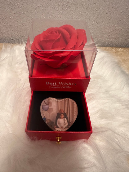 Confezione regalo con rosa all’interno un portachiavi