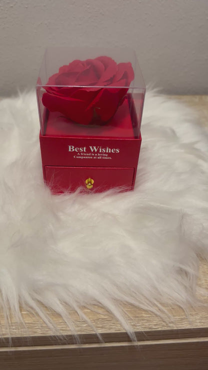 Confezione regalo con rosa all’interno un portachiavi